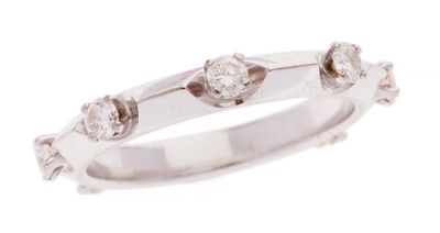 gros plan d'une bague en diamant sur fond blanc