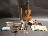 un violon, une trompette et d'autres instruments de musique posés sur une table