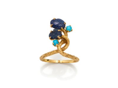 une image représentant une bague en or sertie de pierres bleues