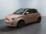 La Smart est garée dans la pièce vide de l'immeuble.