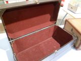 une valise ouverte posée sur une table à côté d'une autre valise