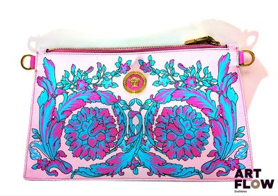 une image représentant un sac à main rose orné de fleurs bleues et roses