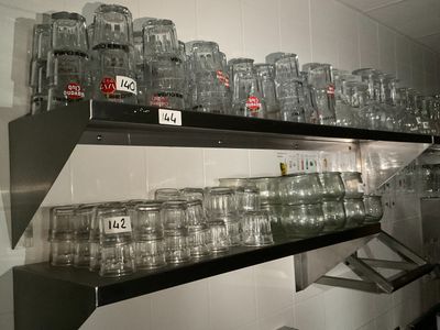 de nombreux verres sur les étagères de la cuisine