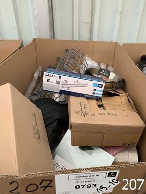 une boîte en carton remplie d'objets hétéroclites