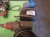 les nombreux outils qui se trouvent sur une table dans la pièce