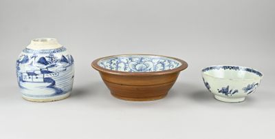 trois bols et un vase posés sur une table