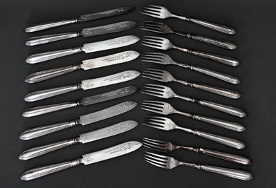 beaucoup de fourchettes et de couteaux sur une table noire