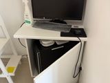 un bureau d'ordinateur équipé d'un écran et d'un clavier