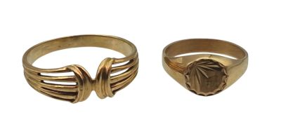 paire de bagues en or ornées d'un cœur et d'une feuille