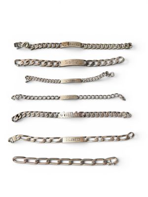 cinq bracelets en argent et un bracelet en argent sur fond blanc