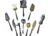 tout un tas d'ustensiles de cuisine de toutes sortes posés sur une surface blanche