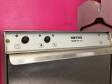 un lave-vaisselle en argent posé devant un mur rose