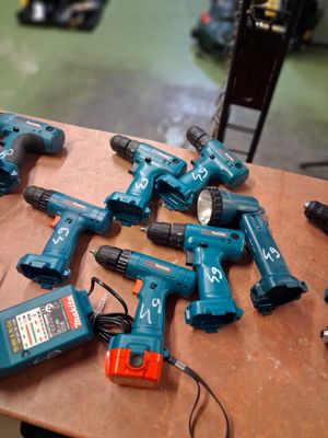 de nombreux outils électriques posés sur une table
