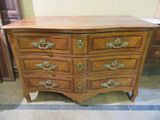 une commode en bois exposée dans une pièce