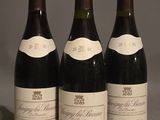 trois bouteilles de vin posées sur une table l'une à côté de l'autre