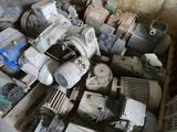 une pile composée de nombreux types différents de moteurs électriques
