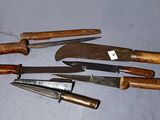 a lot of knives that are on a table