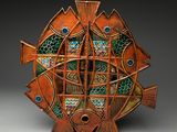 une photo d'une sculpture en céramique représentant un poisson