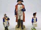 trois figurines représentant un homme en uniforme et une femme en uniforme
