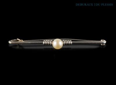 un gros plan d'un bracelet en argent et perles sur fond noir
