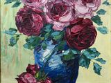 tableau représentant un vase bleu contenant des roses roses sur fond jaune