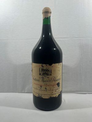 une bouteille de vin posée sur une table blanche