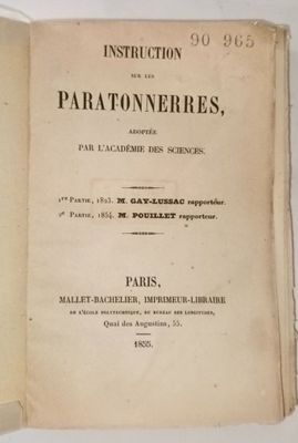 un livre ouvert sur une table blanche avec une image en noir et blanc