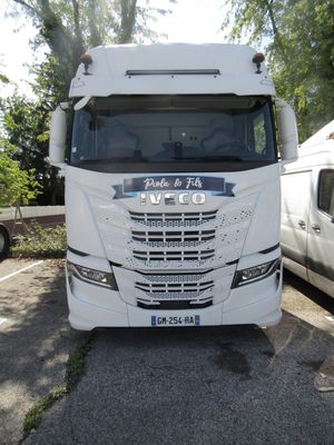 un camion blanc garé à côté d'une camionnette blanche