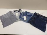 trois paires de shorts et un t-shirt posés sur une table