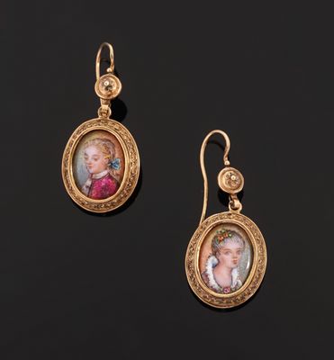 an image of a pair of gold earrings with a portrait of a woman