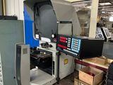 une machine posée sur une table dans un entrepôt