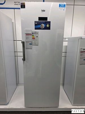 trois réfrigérateurs exposés dans un magasin