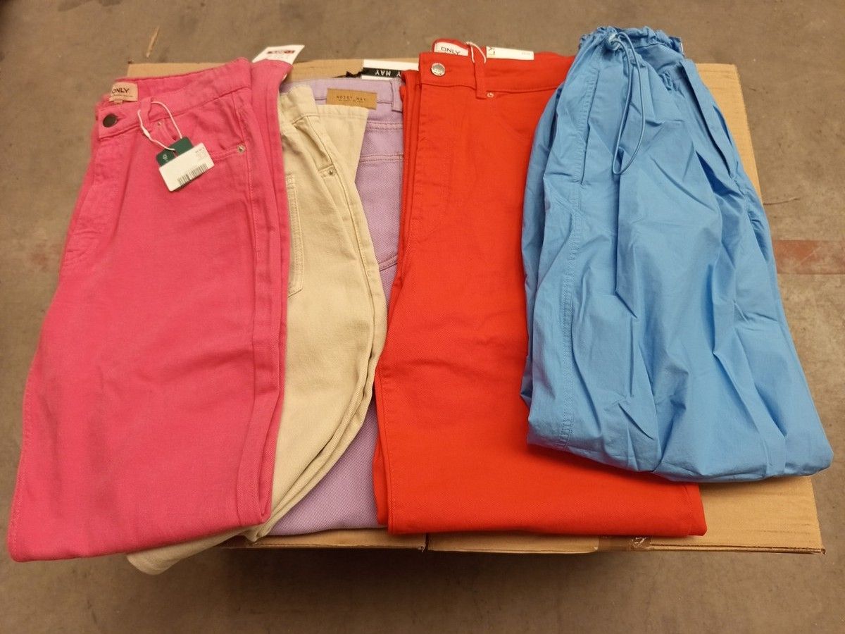 Lot de 50 pantalons (très grande variété de modèle) - pour femmes - 100% marques - Neuf, avec étiquette - 2 cartons