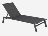 La chaise longue est en bois et recouverte d'un tissu gris.