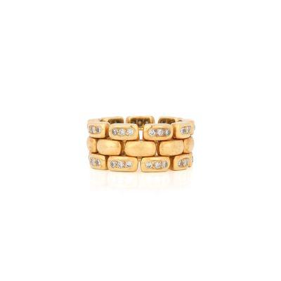 gros plan d'une bague en or et diamants sur fond blanc