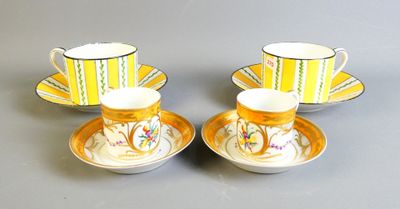 deux tasses et soucoupes posées sur une table