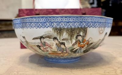 un bol bleu et blanc posé sur une table