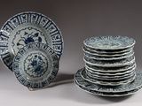 une pile d'assiettes bleues et blanches posée à côté d'une autre pile d'assiettes bleues et blanches
