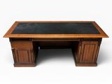 une image représentant un bureau avec un plateau noir et des pieds en bois