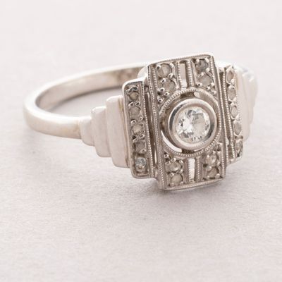une image d'une bague avec un diamant au centre