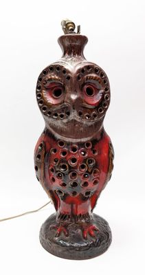 une lampe en forme de chouette rouge sur fond blanc