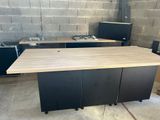 une photo d'une cuisine avec un plan de travail en bois