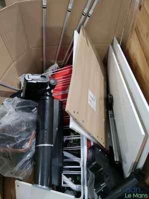 une boîte en carton remplie d'objets hétéroclites