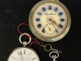 trois montres de poche différentes posées sur une surface noire
