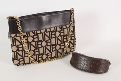 un sac à main marron et noir avec une bandoulière en chaîne, à côté d'un porte-monnaie marron et noir