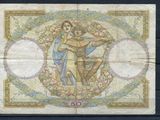 une photo d'une photo représentant une femme et un homme sur une feuille de papier