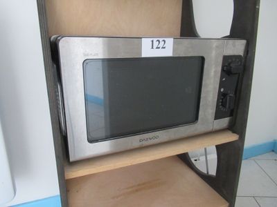 un micro-ondes posé sur une étagère dans la cuisine