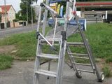 une échelle posée sur le bord de la route