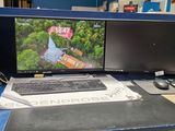 un bureau d'ordinateur équipé de deux écrans et d'un clavier