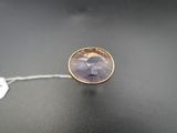 Gros plan sur une bague ornée d'une pierre violette
